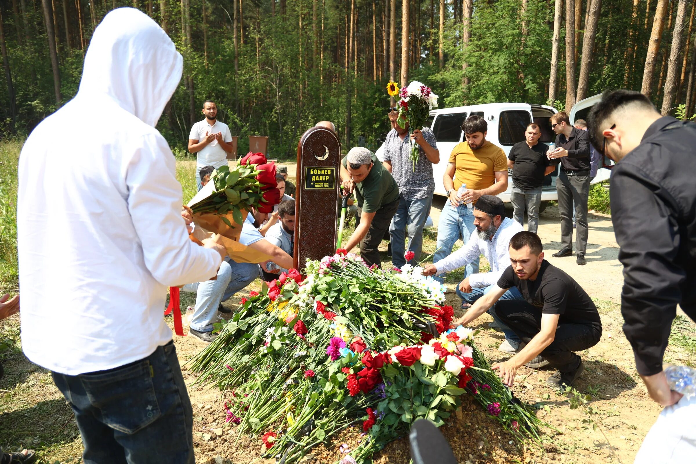 Далер Бобиев могила. Цветы на похороны.