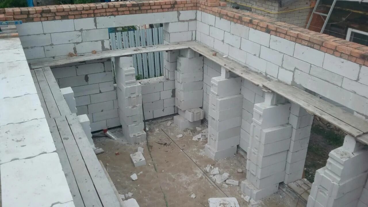 Газобетон мансарда армопояс. Монолит жб каркас. Монолитный каркас под газобетон. Монолитные колонны. Газосиликатный блок вармит.