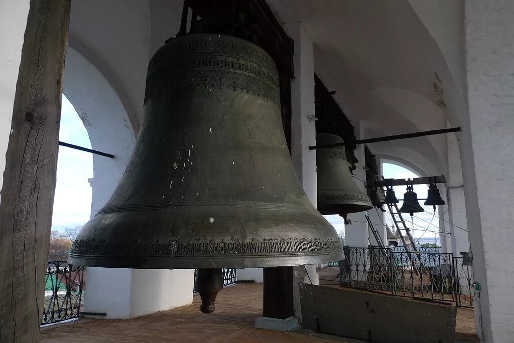 Ростов великий звонница ростовского кремля. Ростов великий звонница. Ростовская звонница колокола. Ростовский кремль колокол сысой. Колокольня ростовского кремля.