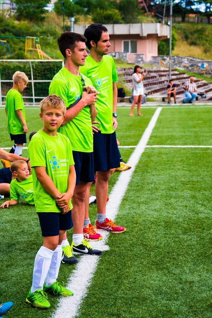 Детский футбольный лагерь. Летний футбольный лагерь. Детский футбольный лагерь. Футбольный лагерь в пицунде. Летний лагерь футболистов.