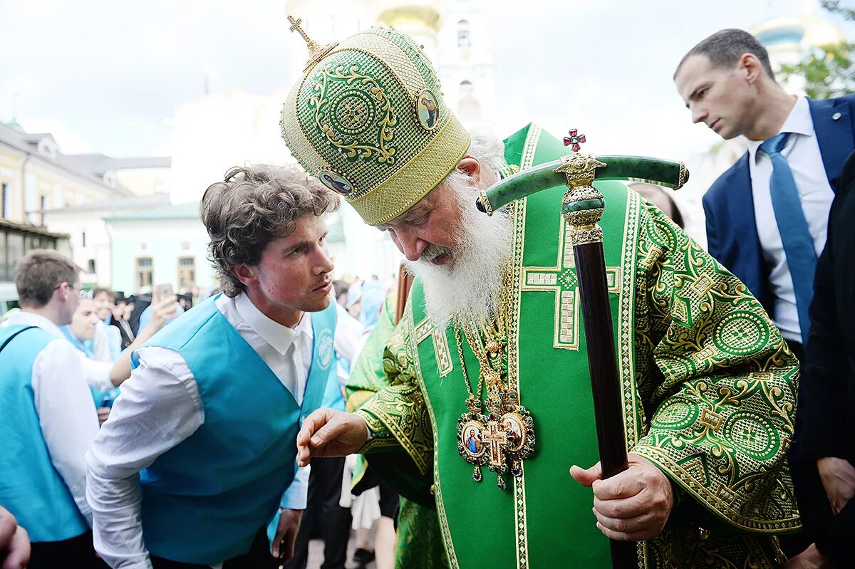 Денис пузанов церковь воскресения богослужения. Соборная служба в храме христа спасителя мальчик. Казаки молились на литургии. Храм 1000 летия крещения руси на борисовских прудах настоятель. Елоховский богоявленский собор внутри.