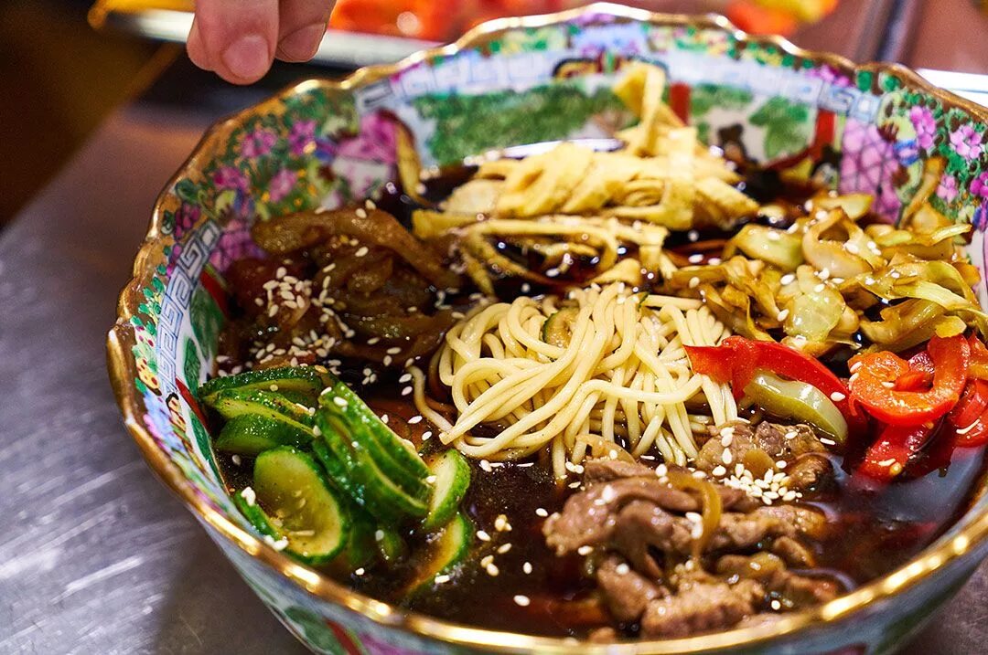 Кукси по-корейски. Корейский суп кукси. Китайская лапша кукси. Корейский холодный суп кукси. Кукси по-корейски.