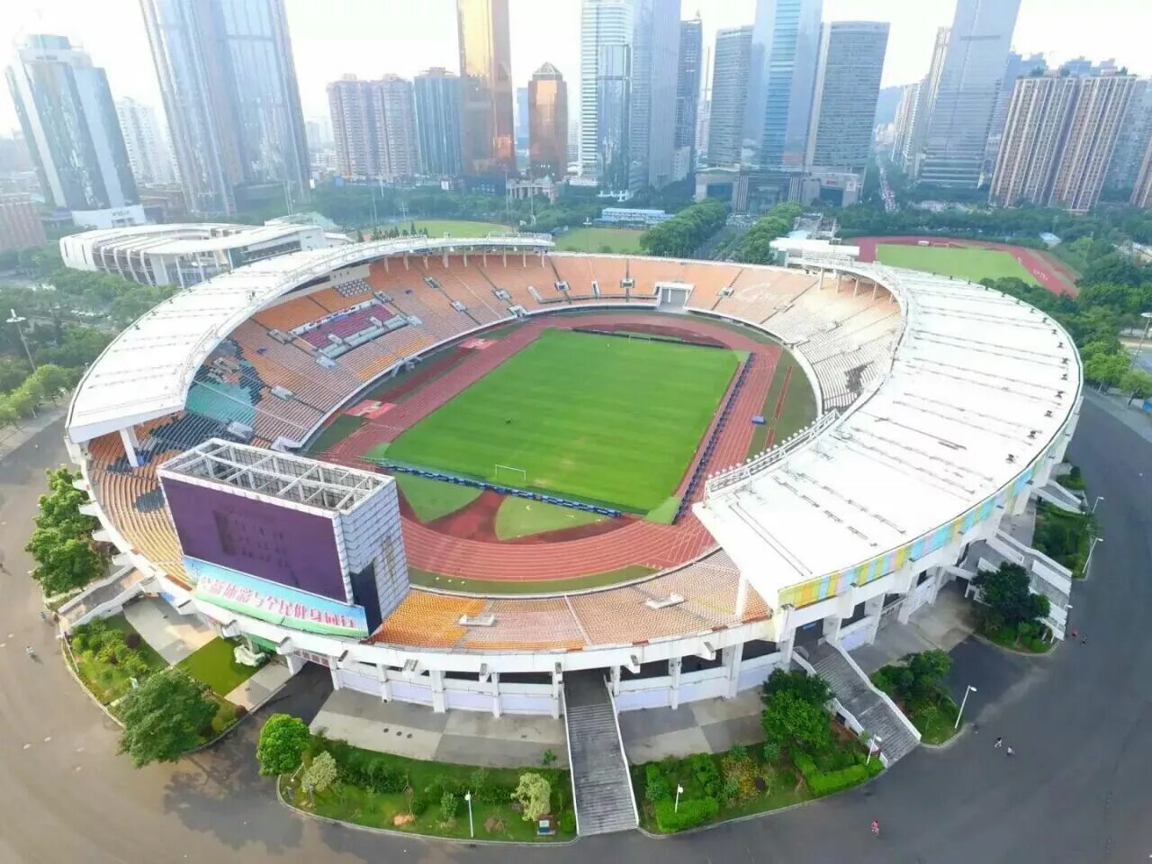 Стадионы китая. Стадион Тяньхэ Гуанчжоу. Гуанчжоу Эвергранд стадион. Гуанчжоу Эвергранд новый стадион. Стадион в Гуанчжоу Китай.