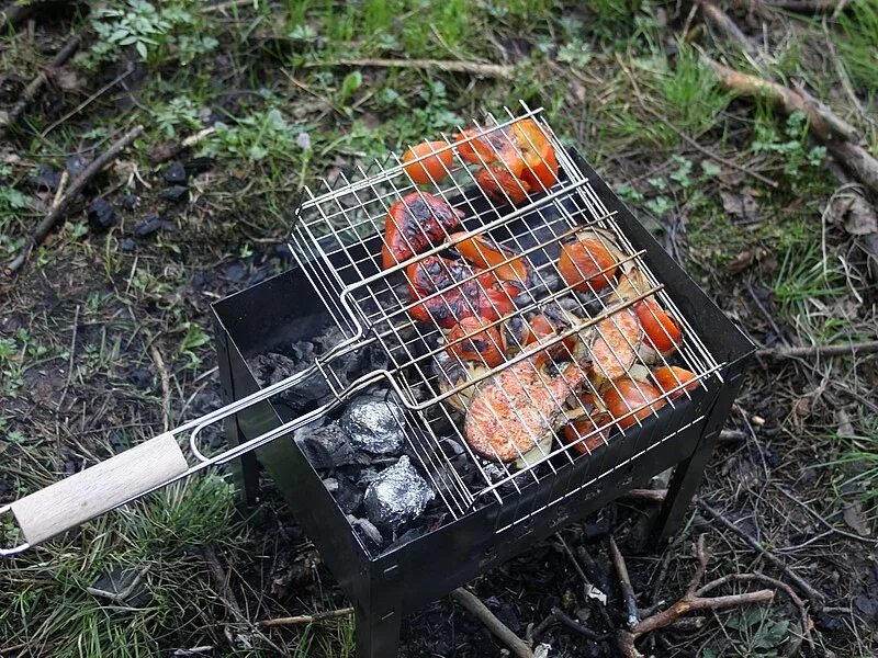 Как называется для шашлыка. Шашлык на решетке. сетка для шашлыка. решетка для барбекю. барбекю сетка для шашлыка.