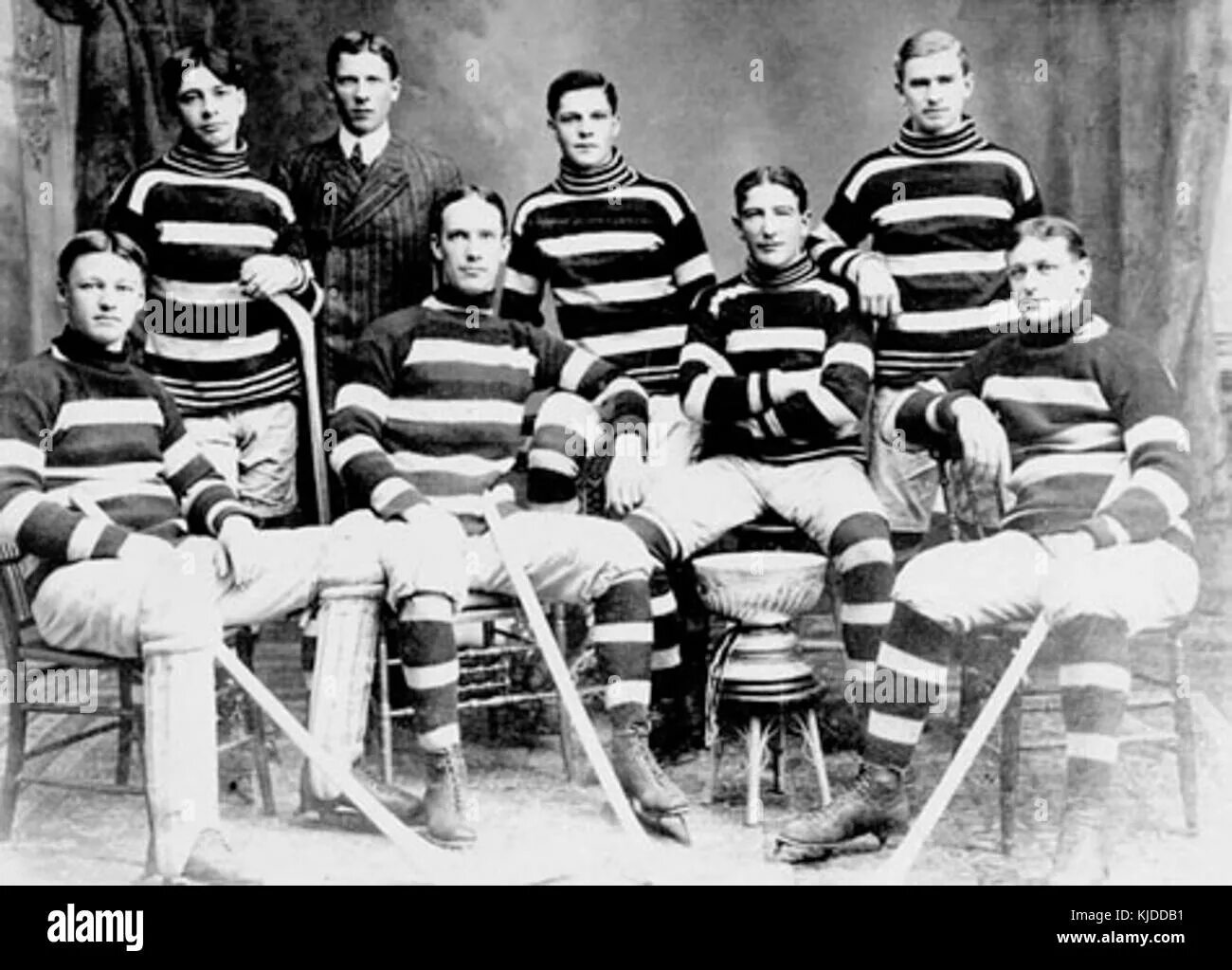 Первая хоккейная команда. Первый хоккейный матч в Монреале 1875. Хоккей Канада 1900. Первая команда хоккея в 1904 Канада. История хоккея.