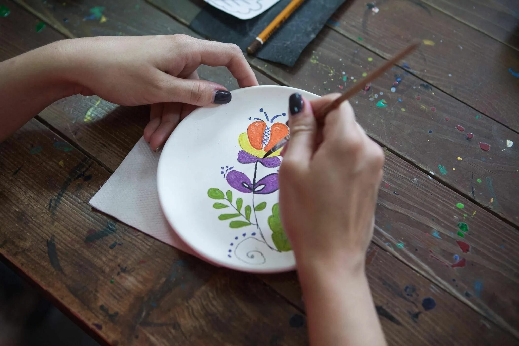 Покрасить цветочный горшок акриловыми красками. Гончарные изделия. Глазурования гончарных глин. Чем раскрасить глину. Чем раскрасить глину.