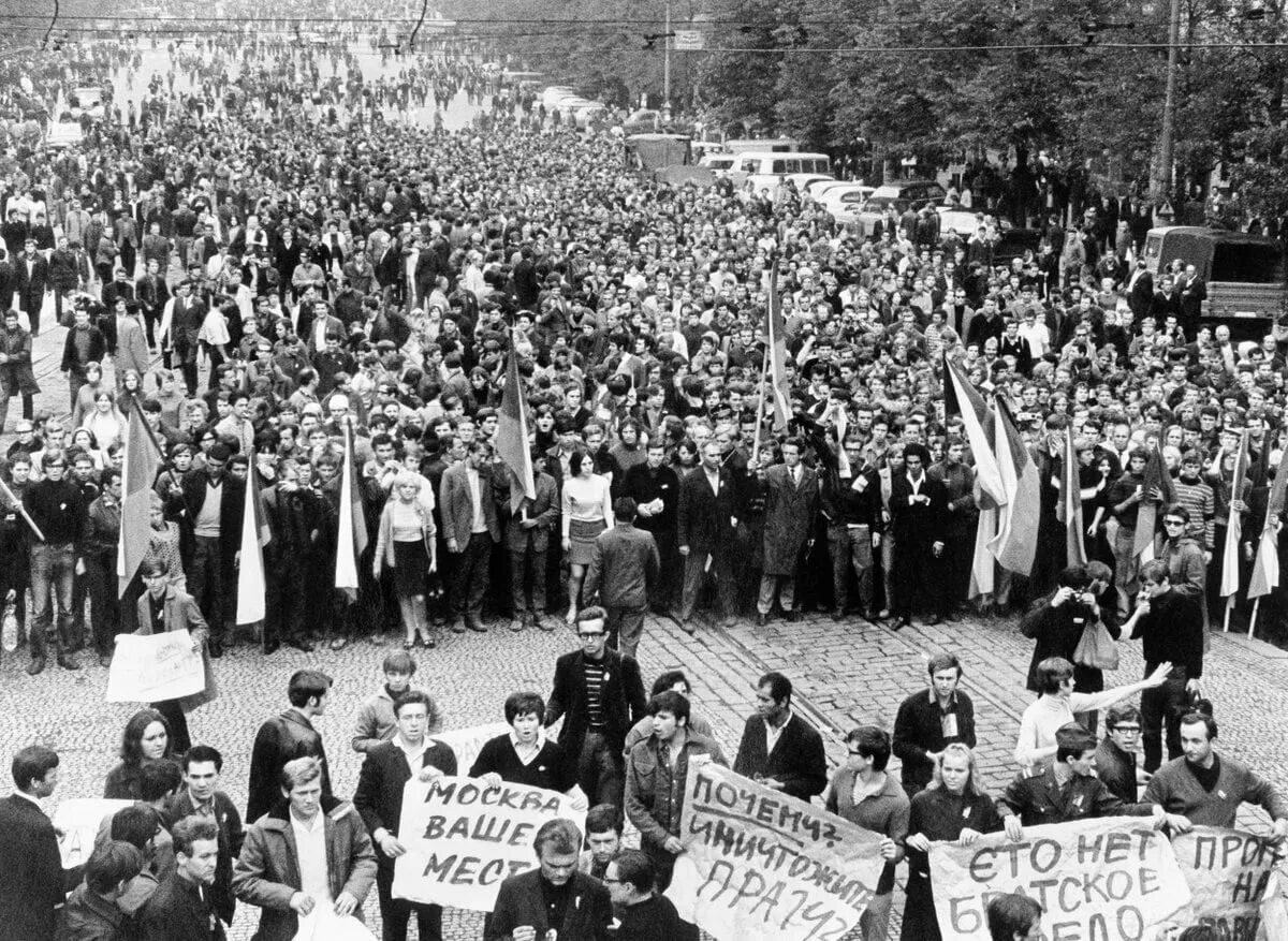 Коммунистическая партия чехословакии. Демонстрация в Праге 1968. Прага август 1968. Демонстрация в Праге 1968 г фото. Демонстрация 1968 года на красной площади.