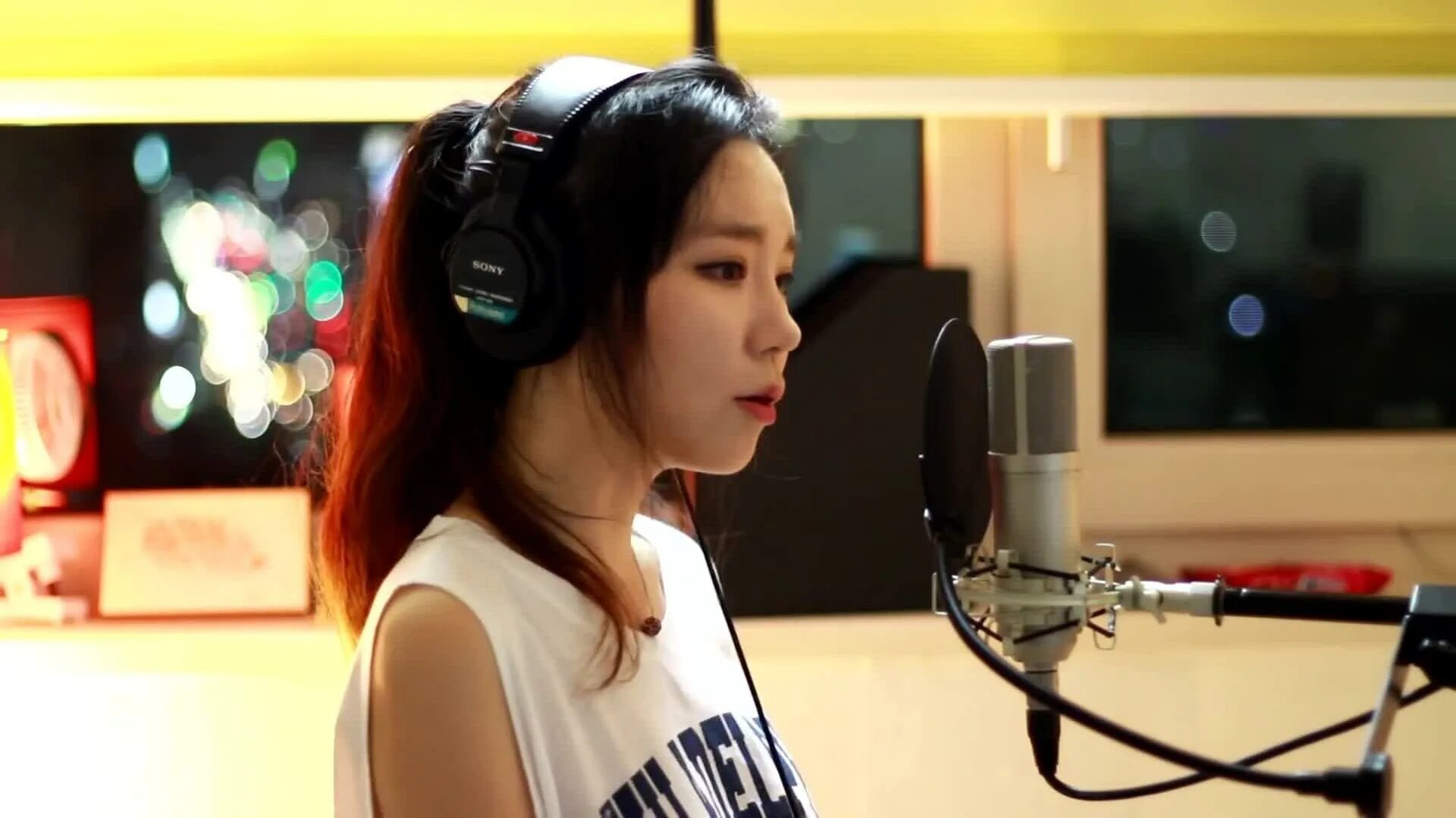 Fla ). азиат поет песню. азиат певец на сцене. китайка поет. ирландская певица азиатка.