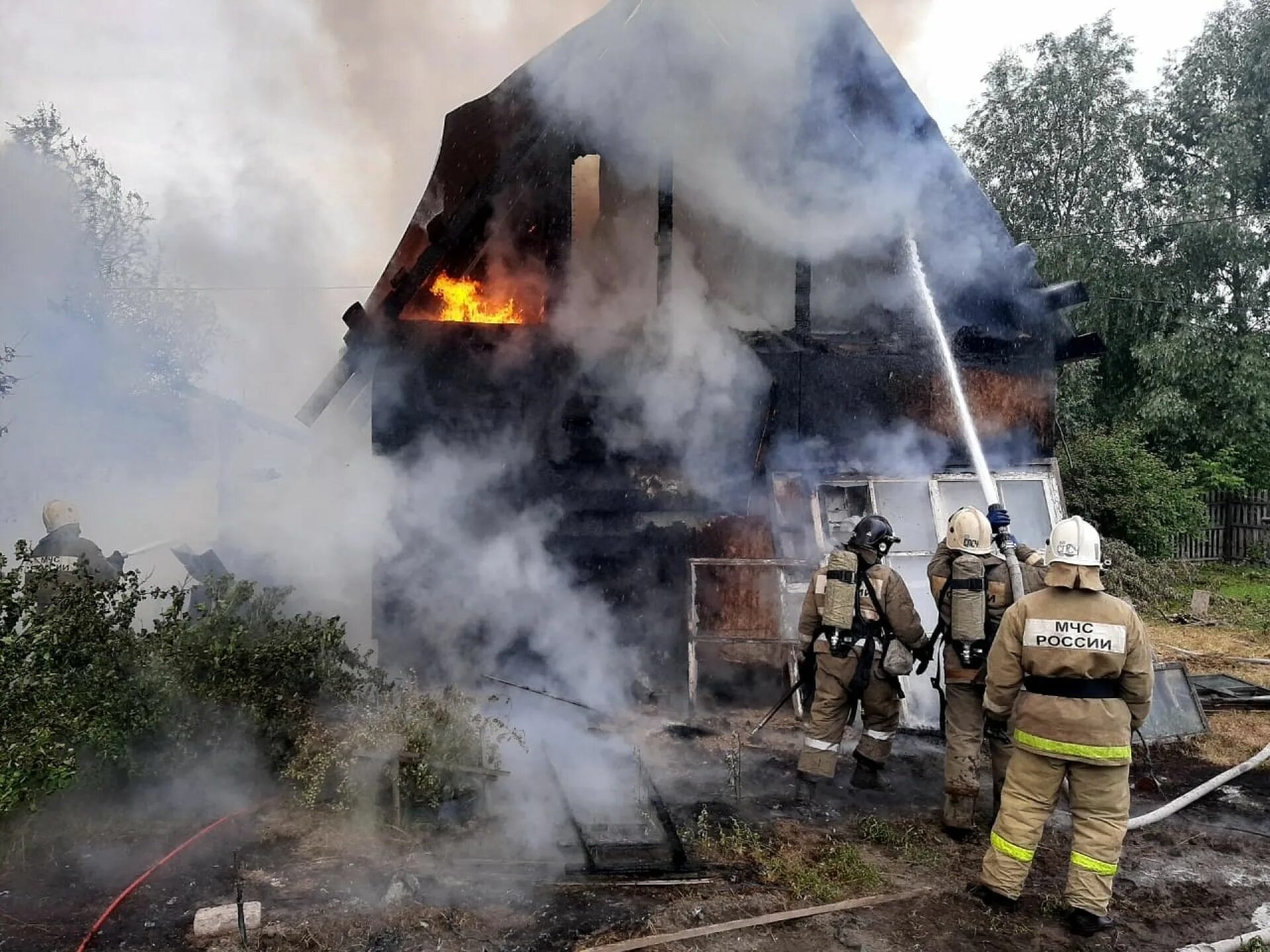 Маи сгорело. Пожар в частном секторе Барнаул. В СНТ Металлург сгорел дом. Пожарные тушат дом в СНТ. Пожар в Понтонном.