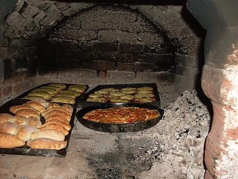 Пирожки в русской печке. Пироги в русской печке. Хлеб в русской печке. Пироги из русской печки. Что можно приготовить в печи