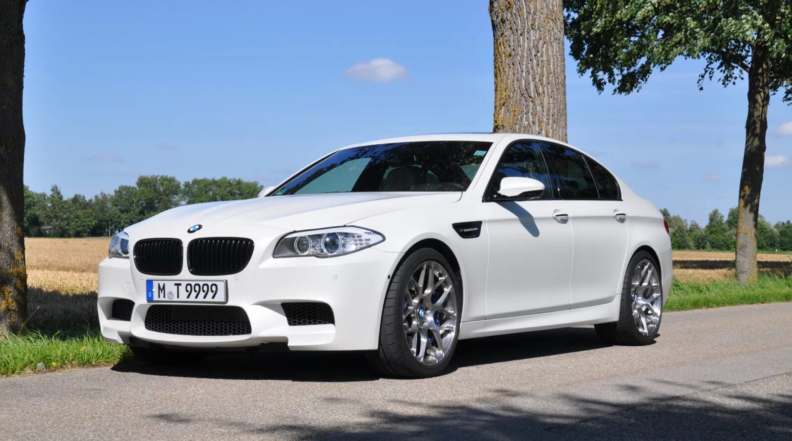 Bmw f10 m. BMW m5 f10 белая. BMW 5 f10. БМВ 5 f10 белая. BMW f10 White.