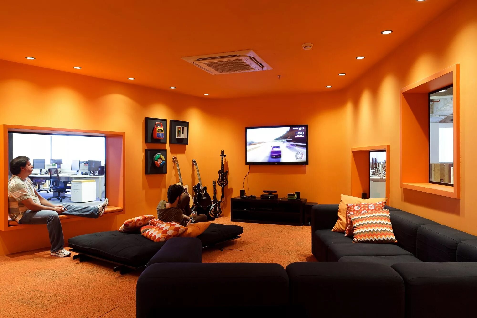 Компания квартира. Комната отдыха оранжевая.