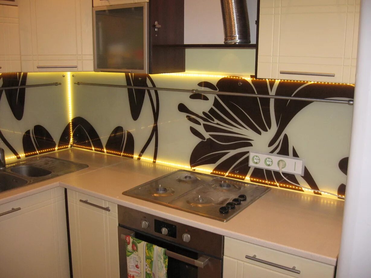 Розетки на кухонной панели. Розетка на стеновой панели кухни. Черные розетки на кухне. Розетки на кухне. Розетки на фартуке кухни.