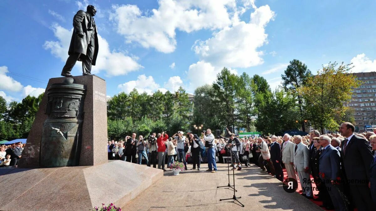 Памятник Павлу Дерунову в Рыбинске. Памятник Дерунова Рыбинск. Рыбинск аллея славы памятник Дерунову.