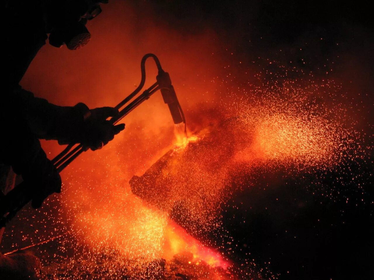 автоген газовый резак. газовая резка металла. газовая резка. газорезчик металлолома. резак пропановый донмет 132п micro.