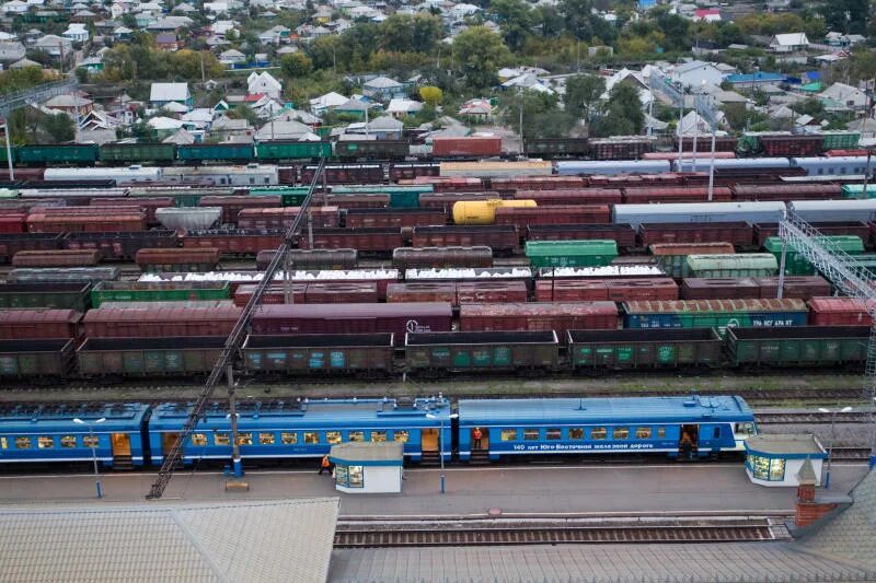 Поезд много вагонов. Станция Лиски. ЖД вокзал Евпатория Товарная. ЖД станция Лиски. Лиски РЖД.