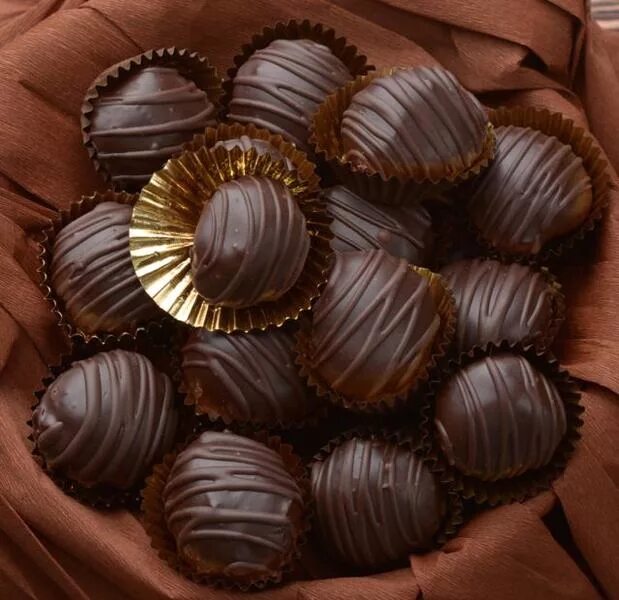 Шоколадные конфеты. Круглые конфеты. Коробка шоколадных конфет. Конфеты шоколад. Шоколад в подольске купить