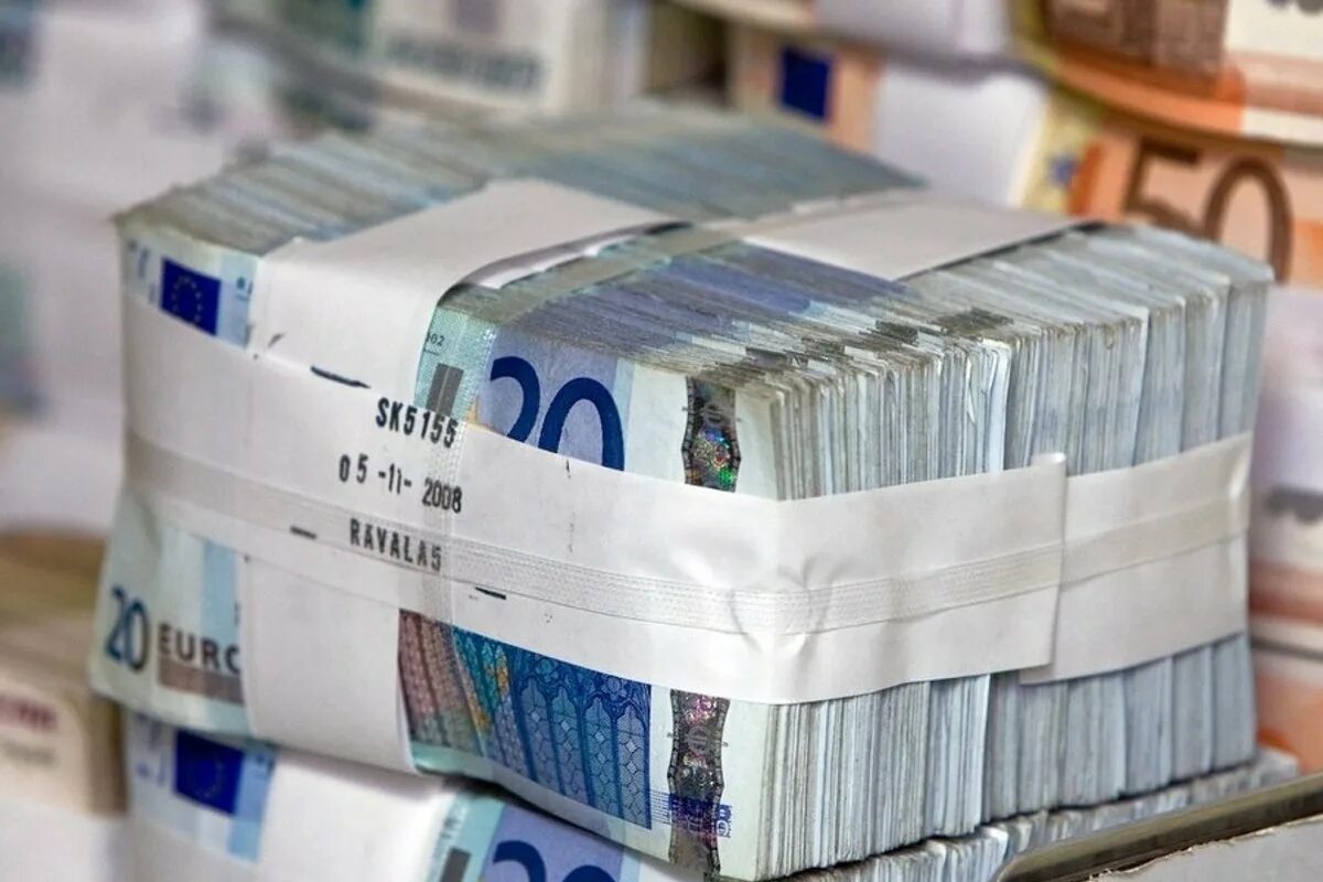 Миллиард евро. Миллион евро. 1000000000 Евро. Самые большие деньги Белоруссии.