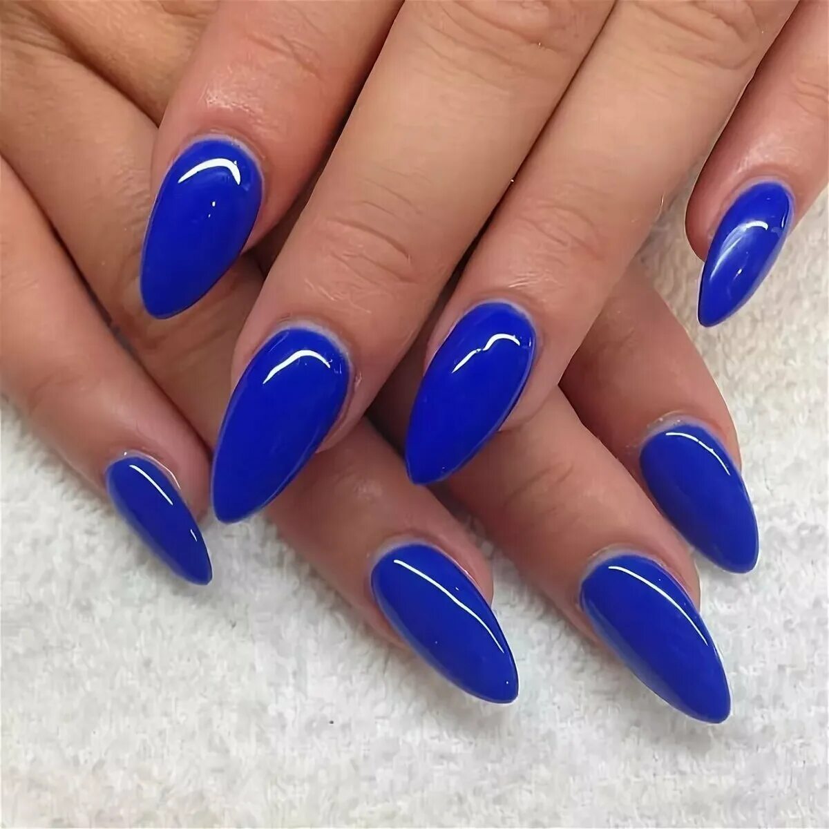 Синие ногти миндаль. Синие ногти. Синие овальные ногти. Гелевые ногти синие. Синие ногти миндальной формы.