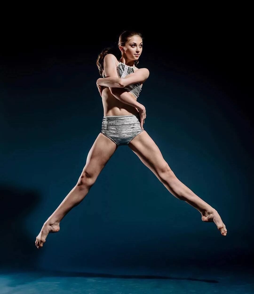 Названный позировавший. Tia Wenkman. Балерина в прыжке. Фигура "балерина". Балеhybyf d GHS;RT.