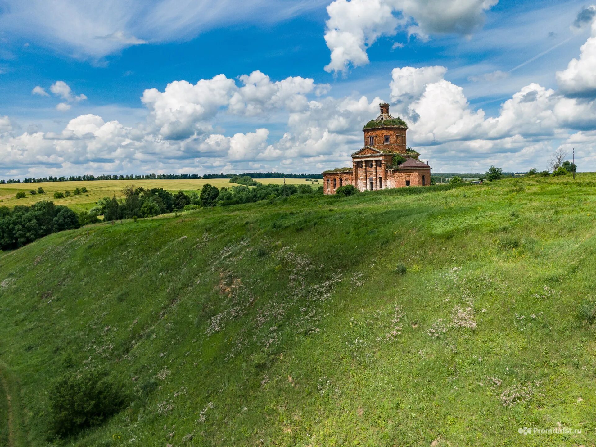 Заброшенные церкви Тула. Дубки Тульская область. Нижние Дубки Одоевский район Тульская область. Холмы в Тульской области. Тульские заброшенные деревни