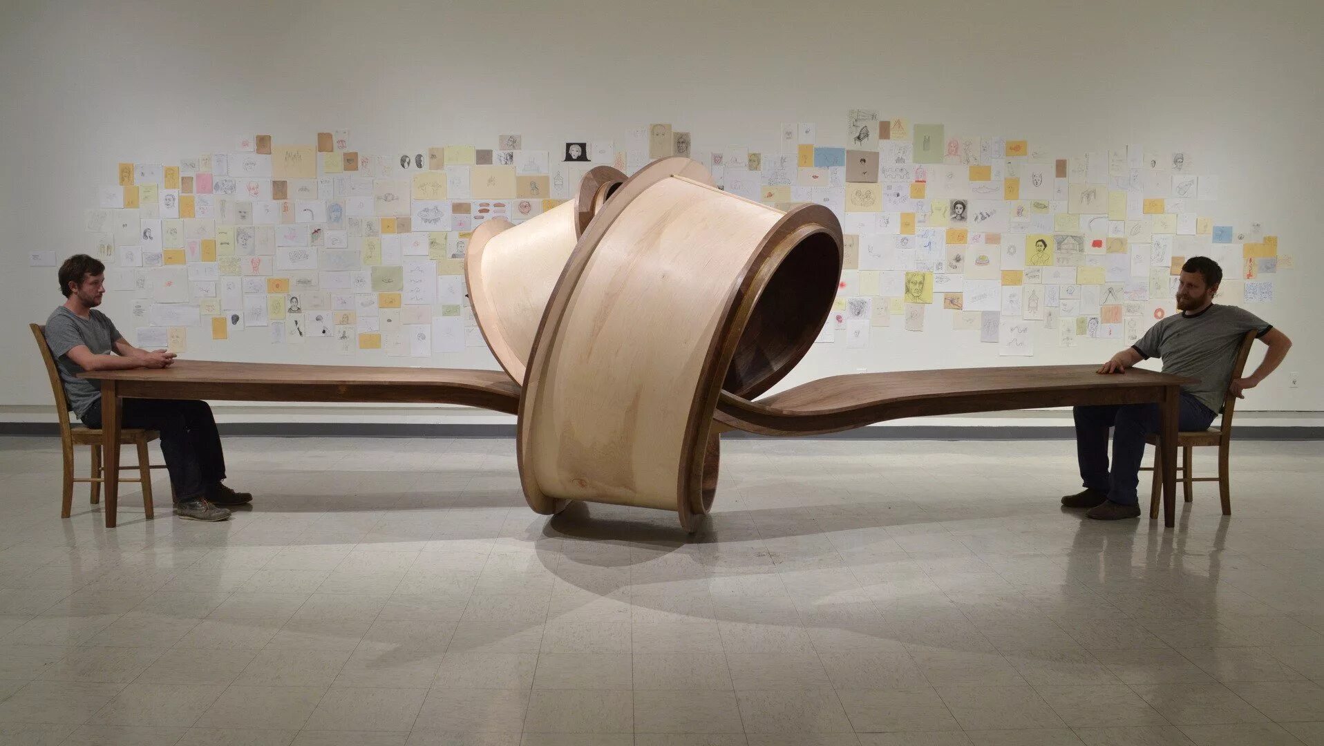 Нестандартные предметы. Скульптуры Майкла бейтса столы. Необычная мебель. Необычные столы.