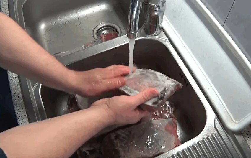 Солим рыбу в воде