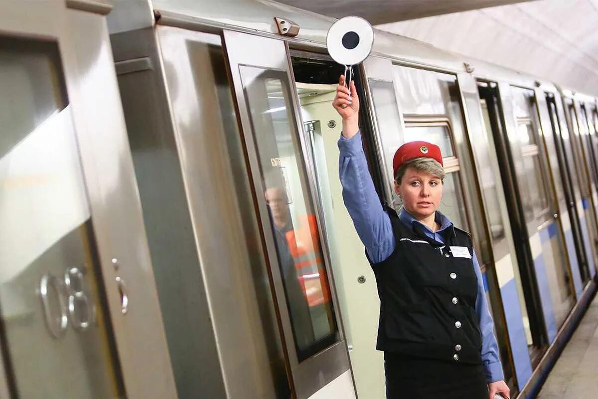сотрудники метрополитена. работник метро. уборка метрополитена. работа в метро отзывы сотрудников. форма работников московского метрополитена.