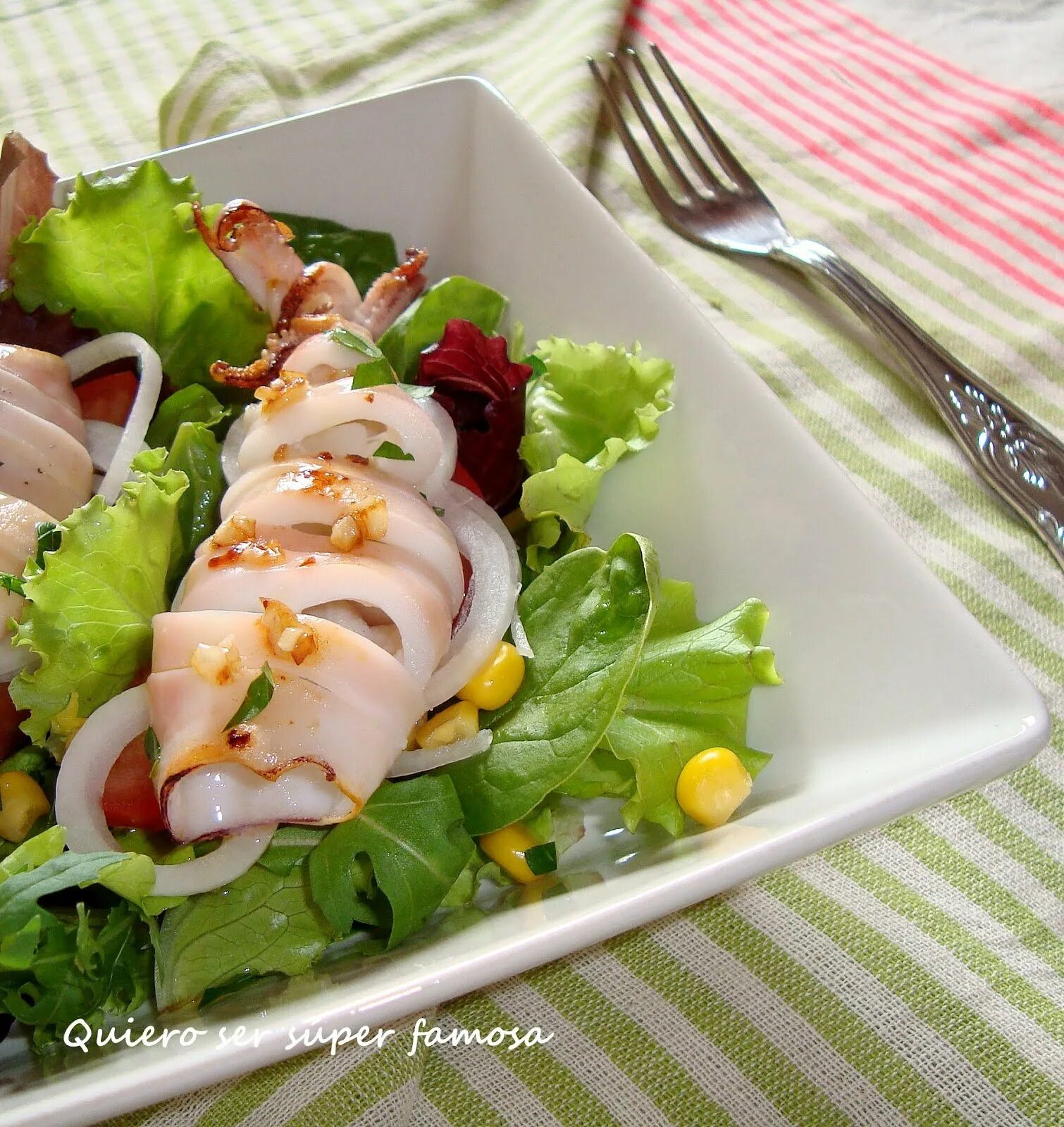 Рецепт кальмаров на праздничный стол. Салат. Салат из кальмаров. Салат с копченым кальмаром. Красивая подача салатов.