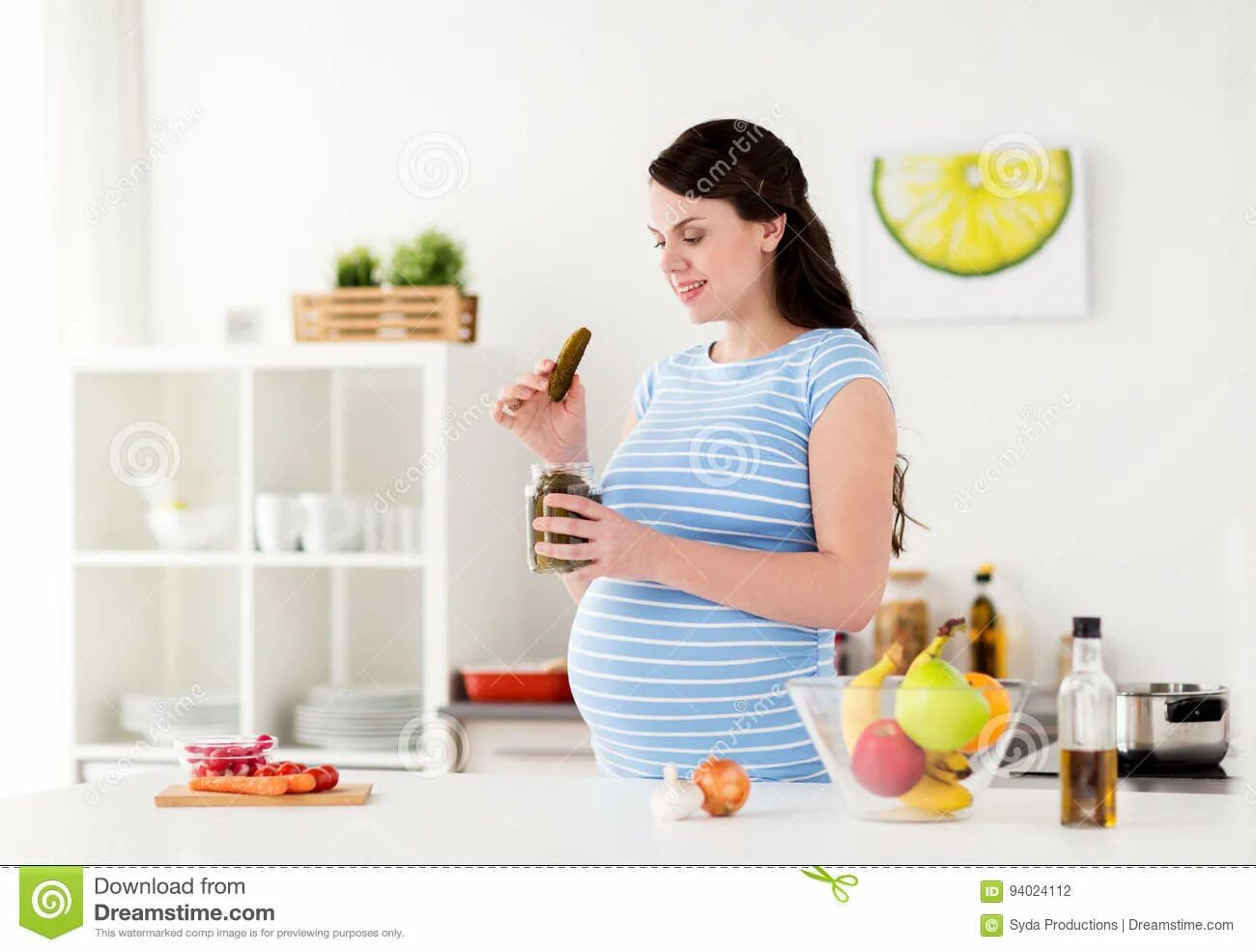 Слюноотделение при беременности. Pregnant woman eating e lot. Pregnant woman eating too much.