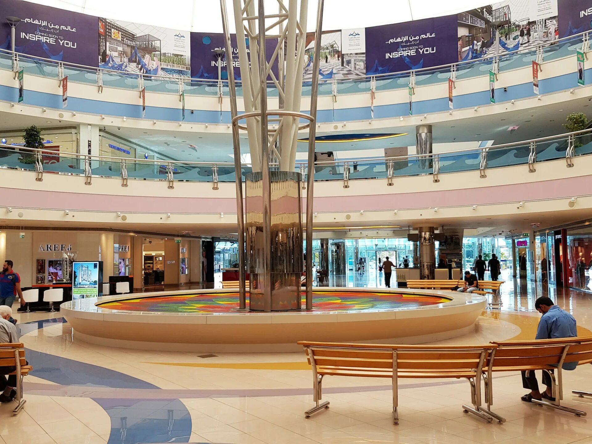 Абу Даби торговый центр. Marina Mall Abu Dhabi магазины.