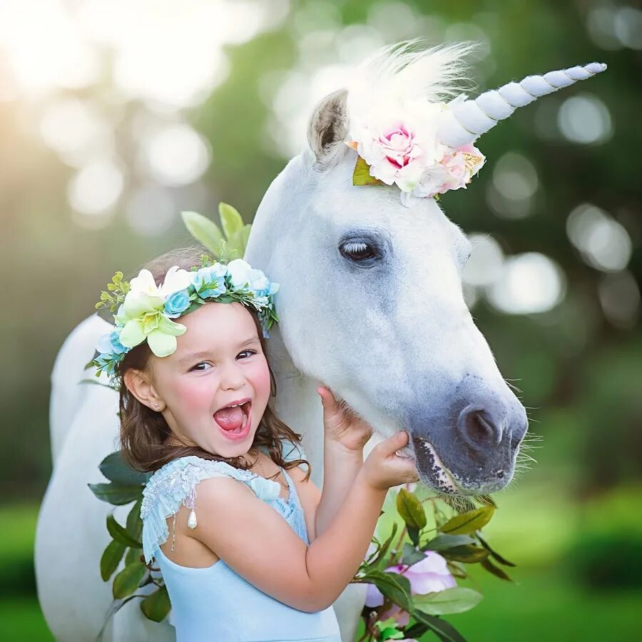 Детский праздник с лошадками. Лошадь украшенная цветами. Нарядить ребенка на праздник единорожек. Конь украшен цветами.