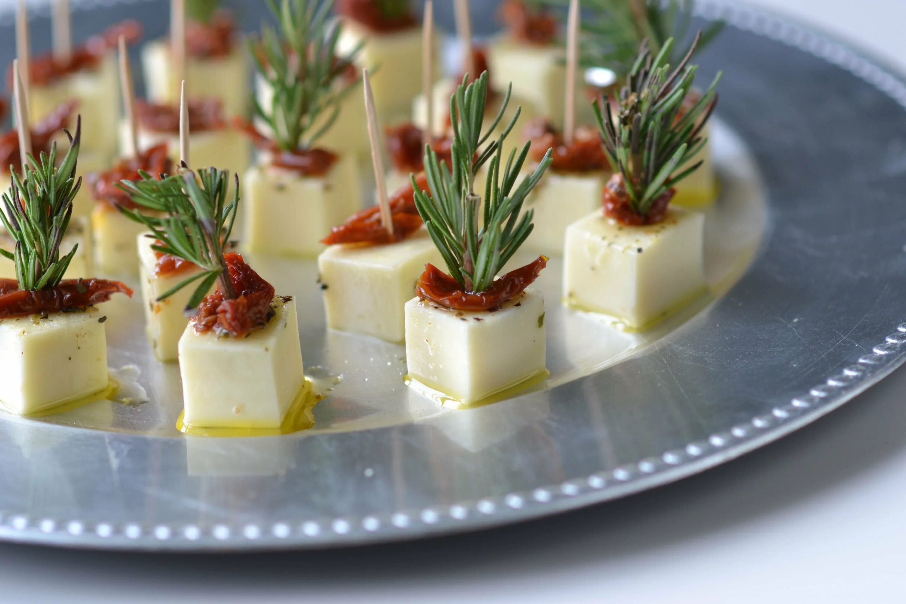 Украшения из сыра. Необычные закуски. Какую закуску можно сделать из сыра. Украшения из плавленного сыра. Помидоры с сыром и чесноком.