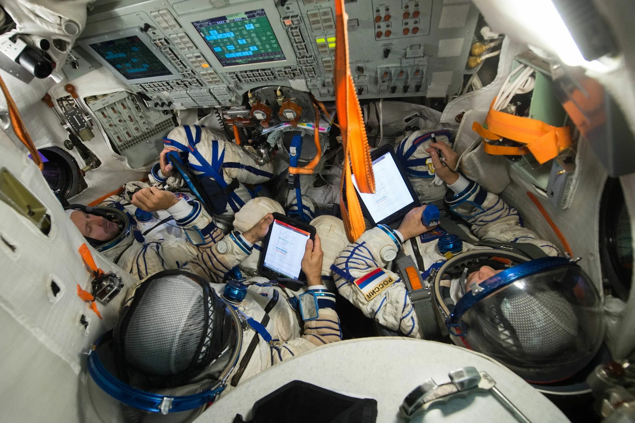 Какие есть космические профессии. Экипаж Союз МС 09. Союз МС внутри. Космонавт. Профессии на космическом корабле.