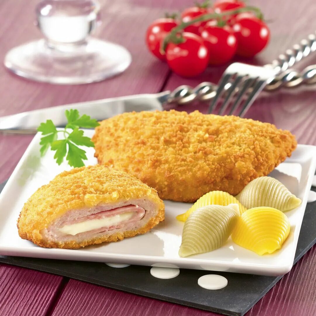 Курица кордон блю. Курица кордон блю. Куриный рулет кордон блю. Кордон блю пф. Панировка кордон блю.