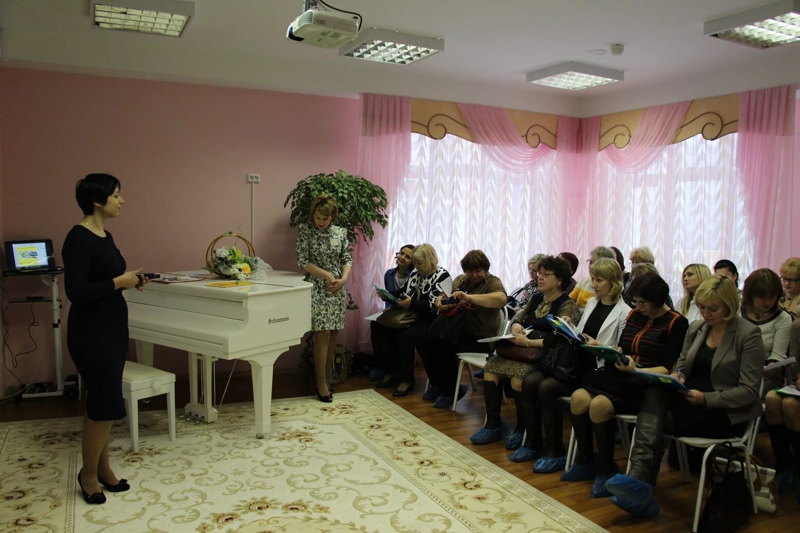 детская конференция. конференция дети. школьная родительская конференция. конференция в детском саду. родительская конференция.