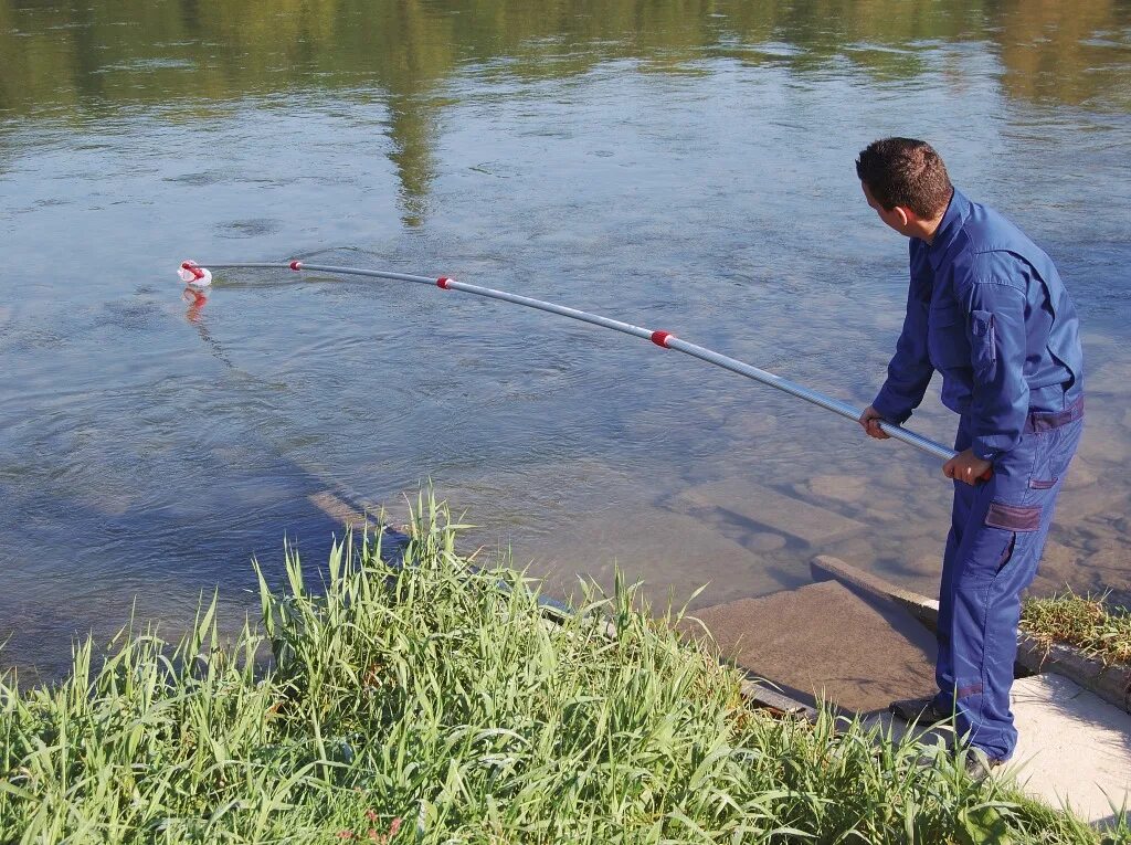 Забор воды. Приспособление для забора воды из водоема. Забор воды с водоема. Отбор проб воды в водоемах. Воду из реки ведром