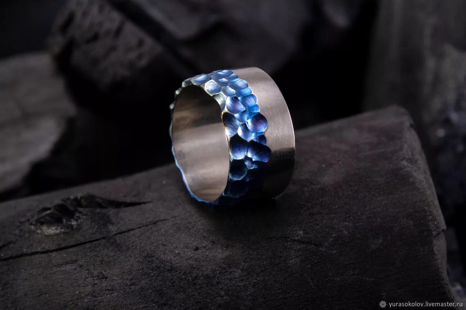 Титановые украшения кольца. Кольцо черное мужское титан граненое. Украшения из титана. Перстень из титана. Кольцо химера титан.