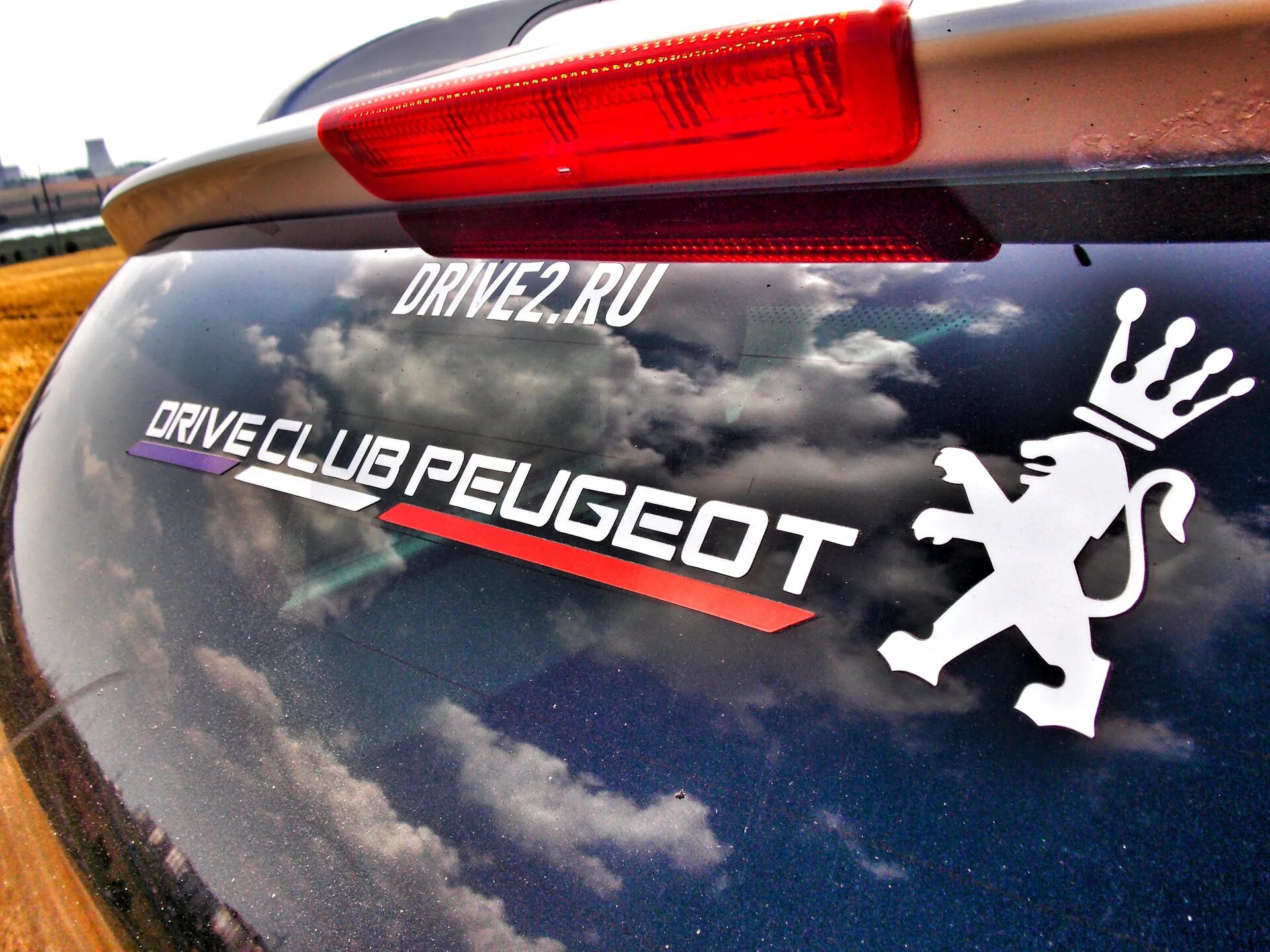 Наклейка пежо. Наклейки на Пежо. Peugeot Club наклейка. Наклейка на капот Пежо. Наклейки на Пежо Тревел.