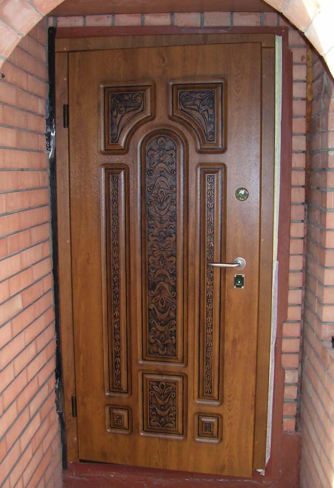 Отделка входной двери. Входная металлическая дверь облицованная деревом. Отделка металлической двери. Отделка входной двери снаружи.