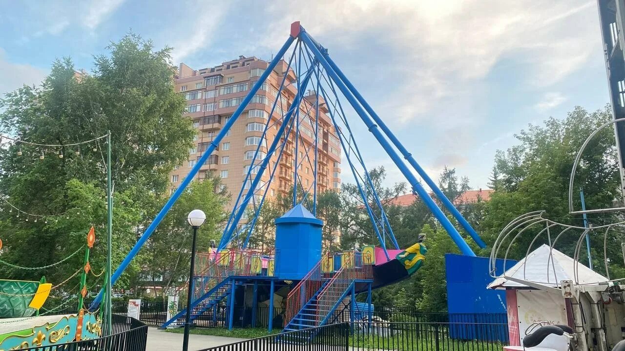Аттракцион фараон в новосибирске центральный парк. Аттракционы на площади ленина новосибирск. Аттракционы новосибирск центральный. Центральный парк новосибирск 2022. Колесо обозрения центральный парк новосибирск.