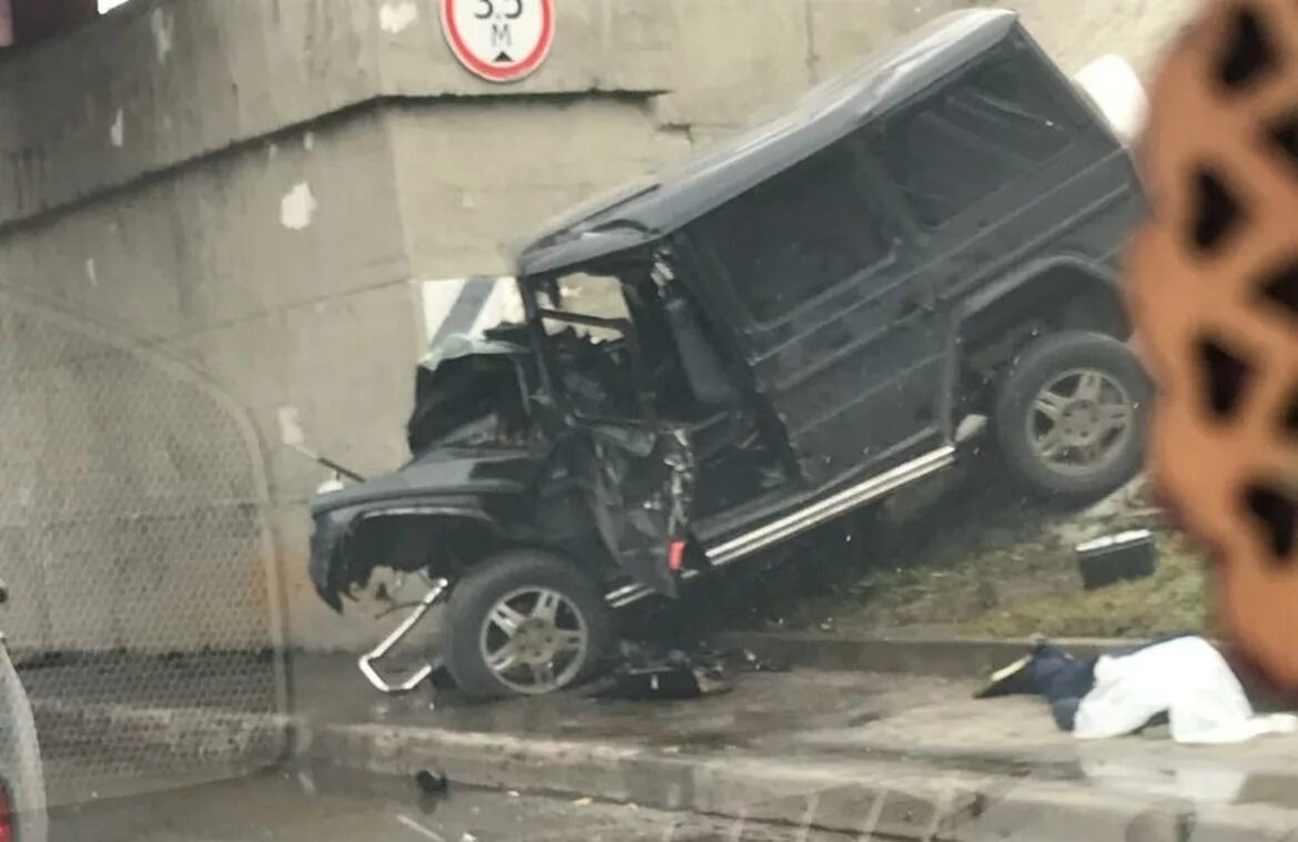 Разбитый мерседес гелендваген. Гелик врезался. Разбитый g63 amg. Mercedes g63 разбитый. Дтп мерседес гелендваген.