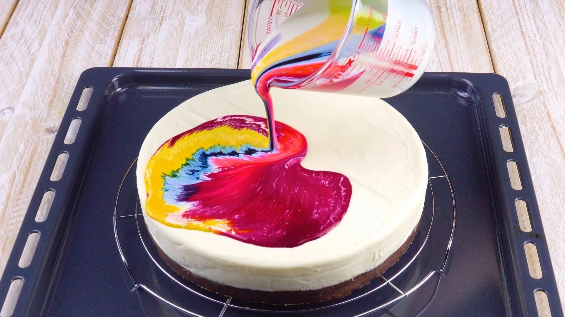 Под глазурь. Глазурь для торта. Нанесение глазури на торт. Украшение торта глазурью. Торт с разноцветной глазурью.