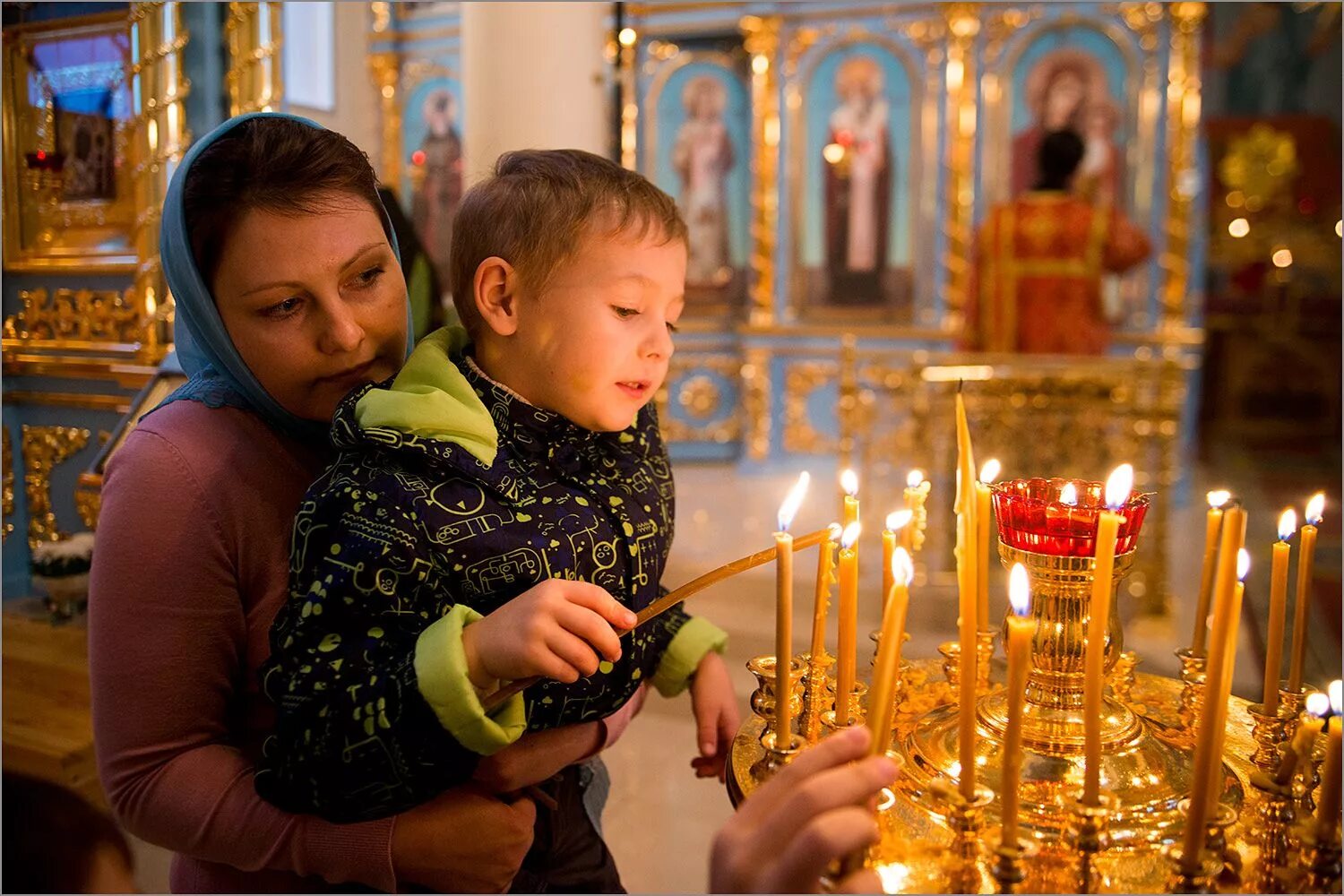 Православные храмы детям. Дети в церкви. Дети в православном храме. Православный храм. Дети и родители в храме.