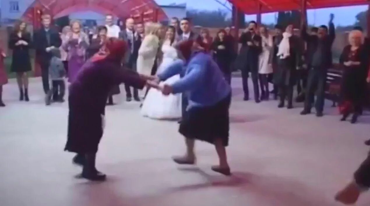 Остановитесь бабушки. Две Танцующие бабушки. Две старушки танцуют. Танцы бабушек. Танец бабульки зажигательный.