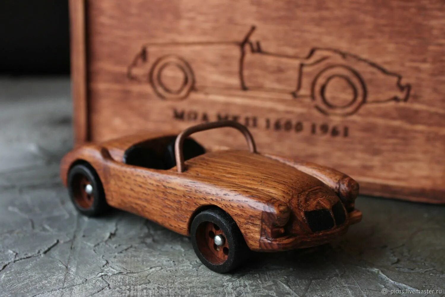 Деревянные машинки. Машина деревянный коллекционные. Машина из дерева. Машинки коллекционное из дерева.