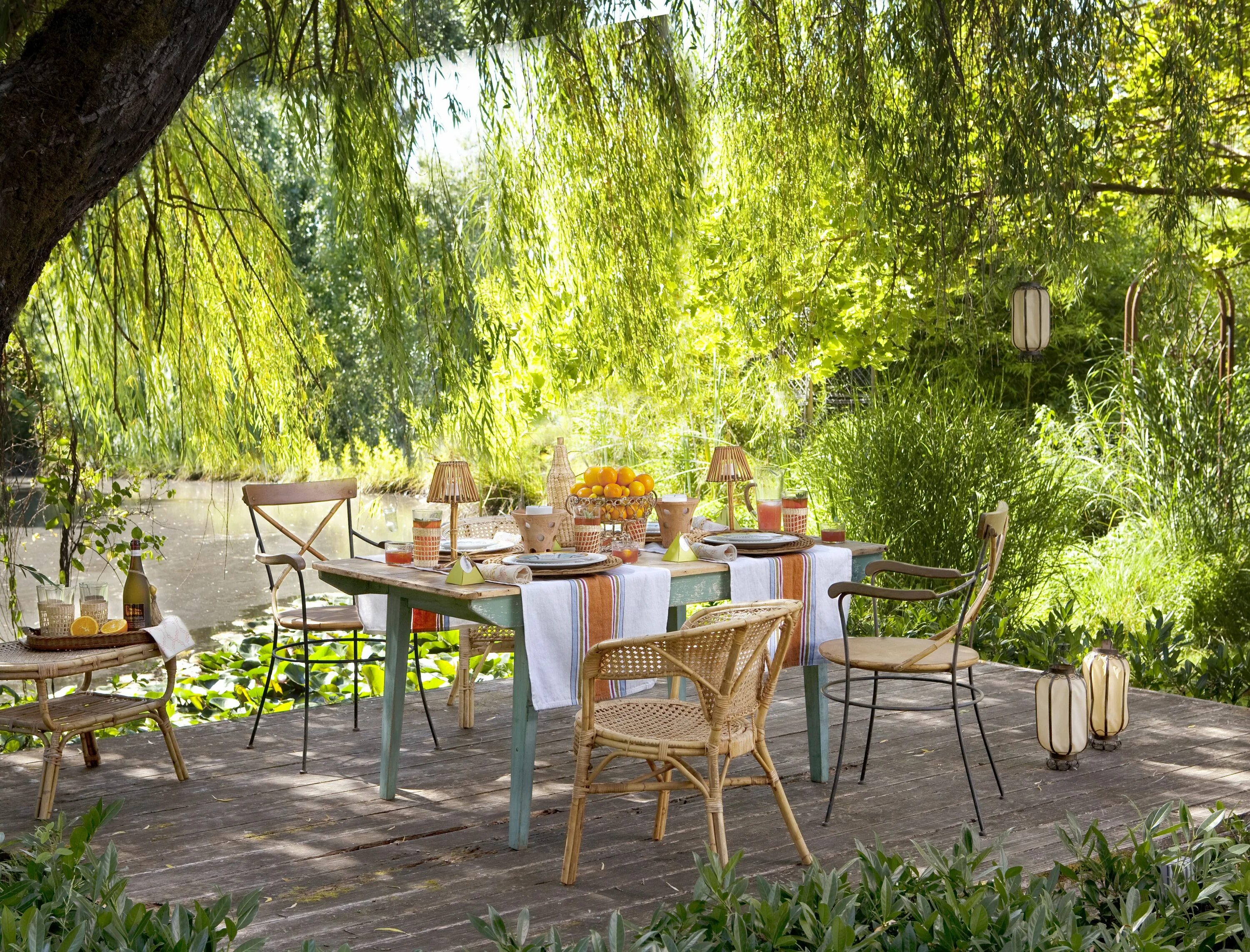 Терраса в саду. Кафе на природе. Летний стол. Летнее кафе на природе. Завтрак в летнем кафе