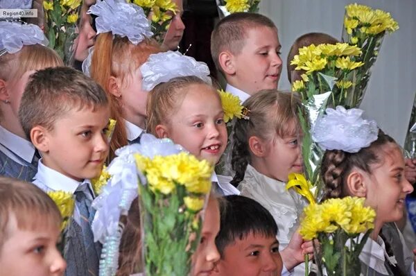 Сценарий линейки последний звонок 11 класс. Фото детей на линейке с одинаковыми бабочками. Последний звонок сценарий линейки