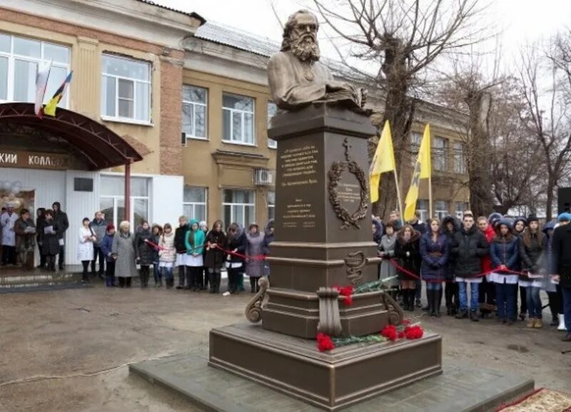 Святой луки колледж. Энгельсский медицинский колледж Святого Луки Войно-Ясенецкого. ЭМК колледж Энгельс. Памятник около медицинского колледжа Саратов. ЭМК 64 Энгельс.