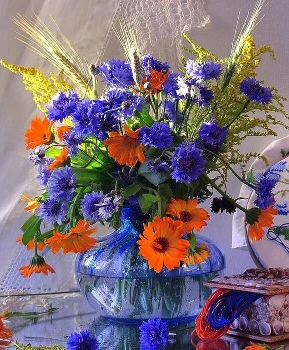 Букет полевых цветов. Корзинка с полевыми цветами. Букет с полевыми цветами. Полевые цветы в корзинке. Доброе августовское утро.